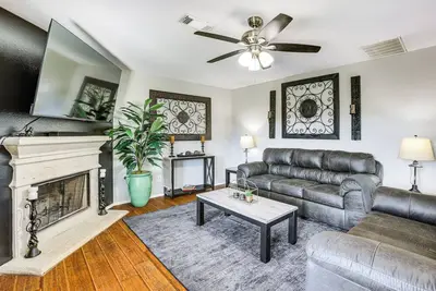 Image de Game Room & Gym! Solar-Powered Home in Houston