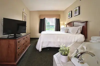 Image de Unforgettable Island Adventure! Charming Suite w/ Pool Access | Pet-Friendly!