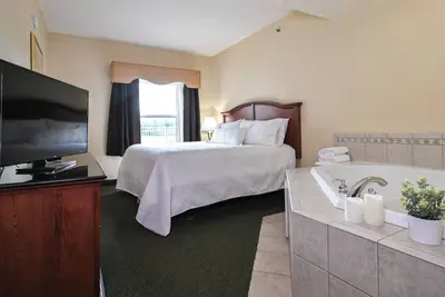 Image de Luxury Meets Nature! 2 Cozy Units w/  Pool, Gym, Golf & Riverside Dining!