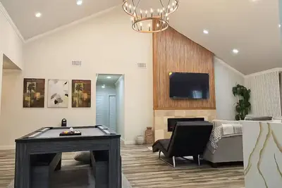 Image de Upscale Retreat-Games, Comfort & Cozy Vibes Await!