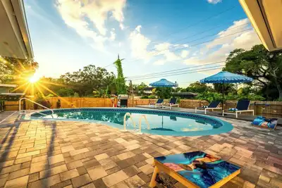 Mins to beach, heated pool, minigolf, fire pit, arcade, dog friendly
