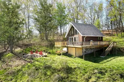 Image de Picturesque Chalet-Style Cabin with Hot Tub, Minutes From the Shenandoah in Hardy County, West Virginia