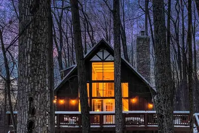 Image de Beautiful A Frame Surrounded by Trees and Fire Pit Provided in Rock Gap, West Virginia