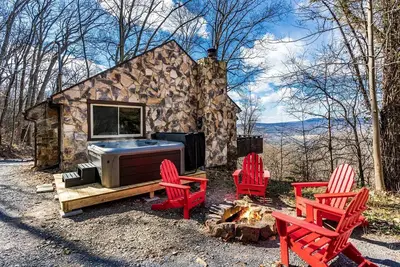Image de Stone Cabin with Amazing Views, Hot Tub, Fire Pit and Game Room Perfect for Your Gerrardstown, Wv Getaway