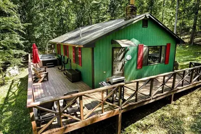 Image de River Access Cabin with Hot Tub, Fire Pit and Kayaks for the Perfect Getaway in Rock Gap, Wv