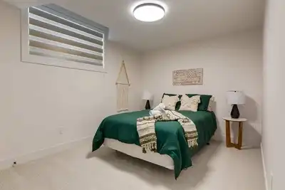 Image de \"Bloom\" 3 Bdrm- 5 min drive to Lake!