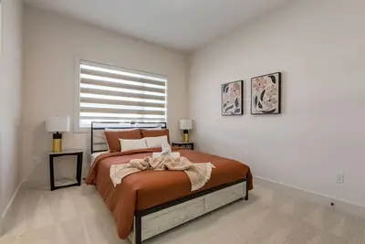 Image de \"Luxuria\"5 Bdrm luxury haven| 5 min drive to Lake!