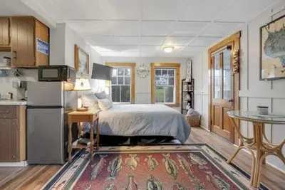 Image de Sebago Lake studio-style condo with enclosed sunroom and sunset views