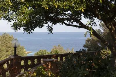 Image de Living room with kitchen corner and double sofa bed. One double bedroom. Bathroom with shower. The o