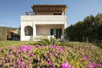 Image de On the ground floor and with an equipped veranda, it consists of a small living room with kitchen co