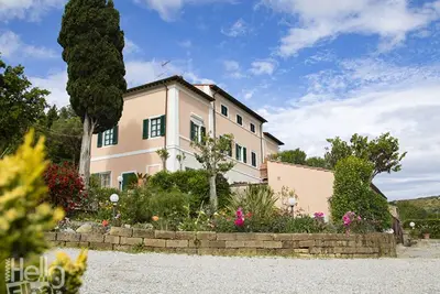 Image de Immersed in lush greenery, this lovely flat awaits you inside a historic Elban farmhouse. It is the