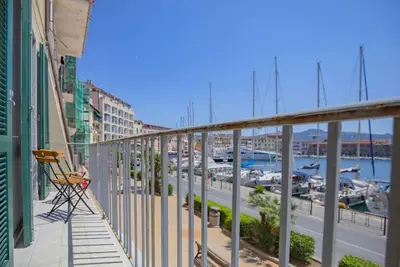 Image de Tastefully furnished, it consists of a family room with a double bed and a single bed, a small livin