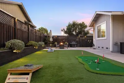 Image de Windsor Home with Sauna & Outdoor Fire Pit