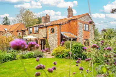 Image de Newly renovated Brick & Flint cottage with stylish interiors, wood burning stove, beautiful garden