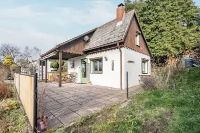 Image de Petite maison de vacances Kirschallee avec vue sur la montagne, terrasse privée et jardin commun