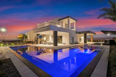 Image de HÓZHÓ Camelback|  Infinity Pool & Movie Theater