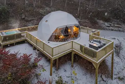 Image de Romantic Geodesic Dome • Hot Tub Under the Stars