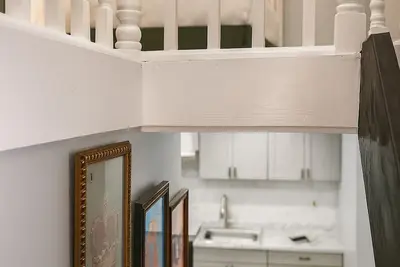 Image de Welcome to The Green Haven, a comfortable and modern 1-bedroom apartment.