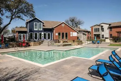 Upgraded 2bd  Pool  Dfw South 183-161  i015