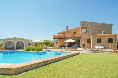 Image de Beautiful Pool with Jacuzzi. Solar heated Jacuzzi (temperature increase of approx 2 degrees depending on weather). Fabulous extensive lawns. Superb Bbq / Entertaining area. High quality fittings and furnishings.