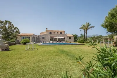 Image de Tennis Court. Indoor Heated Pool, Sauna, Gym. Large Pool with Jacuzzi. 2 Tv. Large spacious Pollensa Villa. Stylish quality fittings furnishings throughout. Mature Gardens, extensive lawns. Easy Access to Sea and Bay of Pollensa. Enchanting atmospher