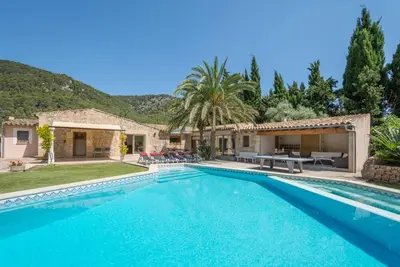 Image de Set in 4000m2 grounds. 1km approx from outskirts Old Town Pollensa. Wonderful 50m2 Pool with solar heated Jacuzzi (temperature increase of approx 2 degrees depending on weather). Contemporary Decoration.