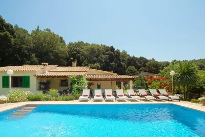 Image de Tranquil countryside location. Nearby beautiful cove beaches of Cala St. Vincente. Typical style Mallorca Villa. Nice surrounding views.