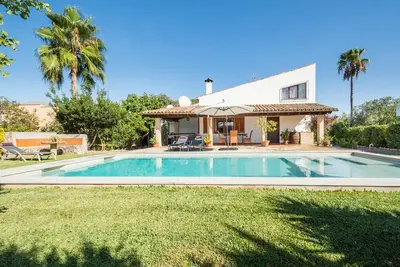 Image de Traditional Mallorcan countryside style Villa. Location not far from old town Pollensa. Delightful semi-secluded pool/garden area. Beautiful mountain views. Ideal for couples and small families.