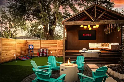 Image de Entire home with Hot Tub + Mini Golf + Fun Vibes near downtown Houston