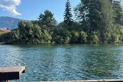 Image de Waterfront cottage with a private dock, large yard and backyard bar/game room!