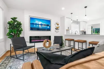 Image de Spacious Uptown Retreat w/ Jacuzzi