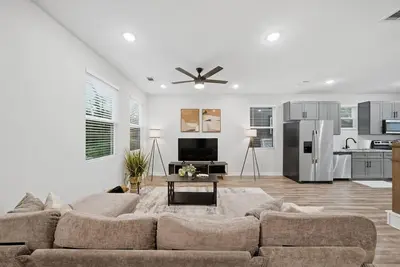 Image de Enjoy a bright, modern 3-bedroom townhome with an open layout, full kitchen, private parking, and a backyard-perfect for short trips, work stays, or long-term visits to Houston.