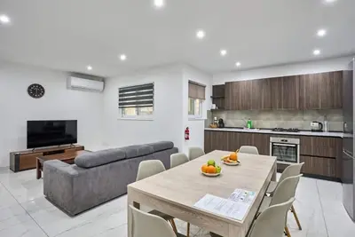 Image de Il-Girna- Modern Seaside Accommodation-Three-Bedroom Apartment