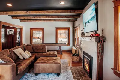 Image de Five Bedroom Berkshire East Basecamp - Winter Vintage Vibe Retreat