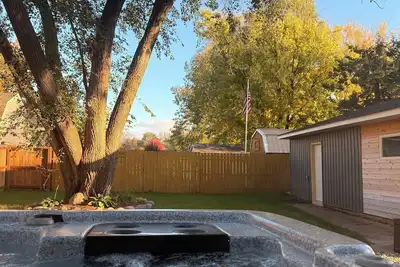 Image de LindHaven-Modern Retreat-3br with Hot Tub + Sauna + Arcades, 2 mi to Shattuck