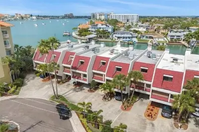 Image de Beautifully furnished 3-bedroom, 3-bathroom townhome