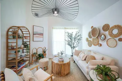 Image de Bohemian Getaway • Hot Tub • Pool & Ping-Pong Table • Walk to Asian Town