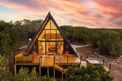 Image de Modern and Secluded A-Frame with a Hot Tub for a Romantic Texas Hill Country Getaway