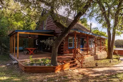 Image de Spacious and Rustic Hill Country Cabin Rental Ideal for Family Getaways near Austin