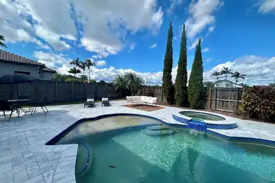 Image de West Miami Luxury Home with Pool