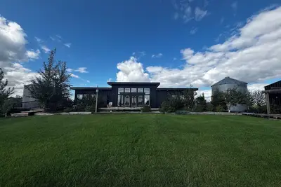 Image de \"Acreage on the Hill, \" a getaway on 10 acres in Canada's beautiful prairies.