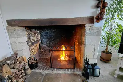 Image de Pet-friendly Cotswold cottage with fireplace and views over the rolling fields