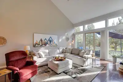 Image de Eagle Crest Retreat: Creekside Townhome w/ Hot Tub