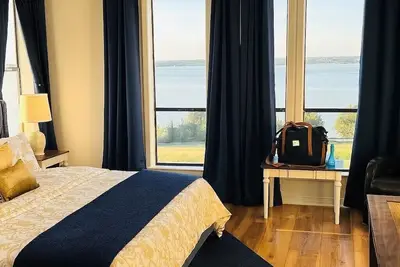 Image de Unique, private, lakefront 14 acre property with 3 separate homes, 4600 sqft