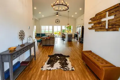 Image de Peaceful lakefront retreat on Richland Chambers Lake! 🌅 Enjoy breathtaking views, games galore, a cozy firepit under the stars, a telescope for stargazing 🔭, a popcorn machine for movie nights 🍿, and plenty of space to relax on a private 4. 3-acre