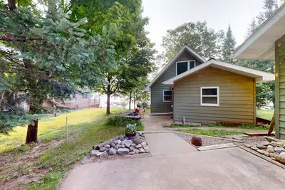 Image de North Twin Lake Cabin w/ kayak, paddle boards, dock, gas grill, fire pit & Wifi