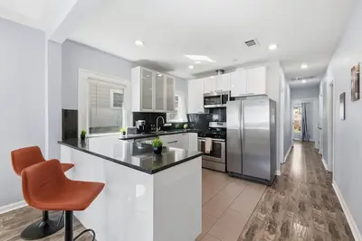 Image de Cozy Hyde Park Stay with Parking, Yard & Walkable Eats