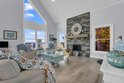 Image de Luxury Lake Front Home-Private Beach