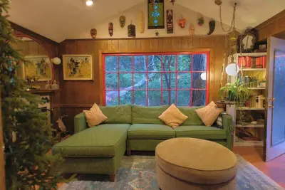 Image de Vintage Lovers’ Cabin with Jacuzzi & Lake Access