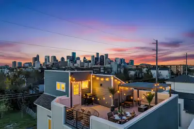 Image de Luxury Rooftop Escape w/ Mini Golf & Movie Nights